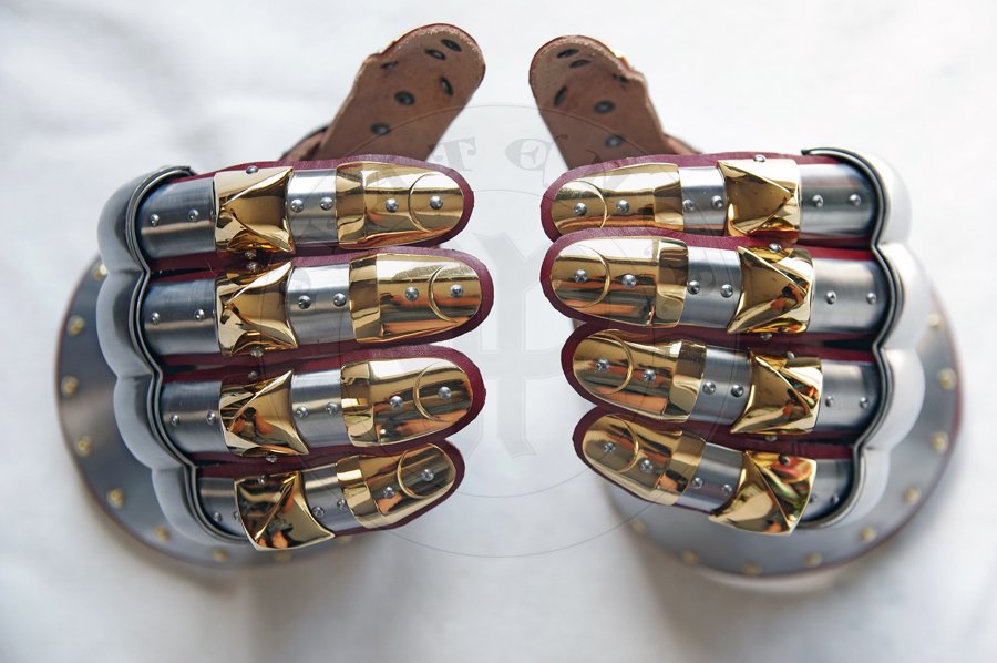 Rkawice klepsydrowe wykonane ze stali redniowglowej, hartowane i odpusczane do 42 HRC. Kostki i paliczki palcw pokryte 24 karatowym zotem./Hourglass gauntlets made from medium carbon steel, heat hardened and tempered up to 42 HRC. Knuckles and fingertips covered in 24 karat gold.